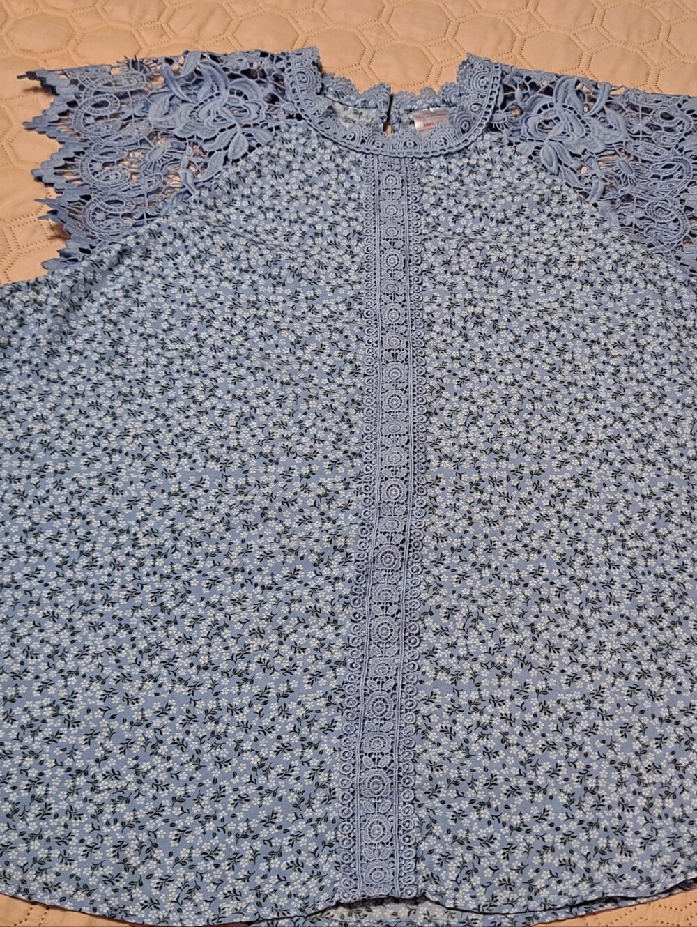 No Boundaries Women's Light Blue Floral Lace Sleeve Blouse Sz XXXL